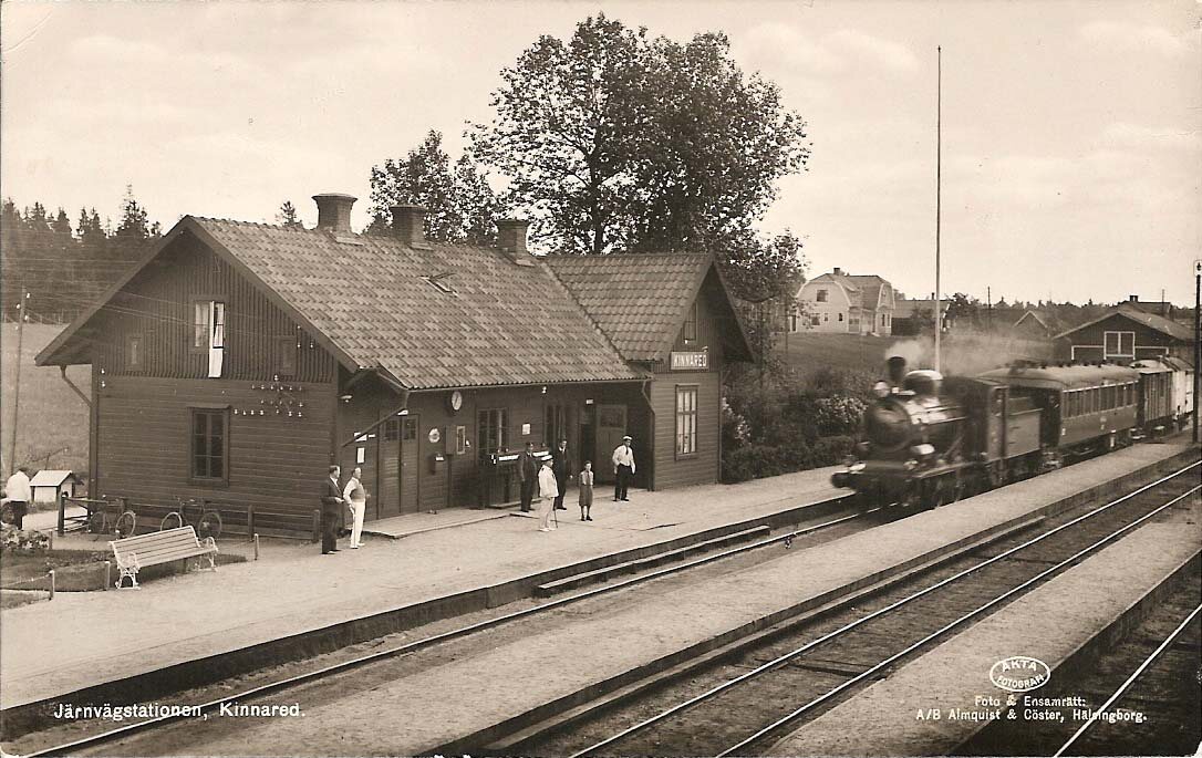 Historiskt ångtåg som passerar Kinnareds järnvägsstation