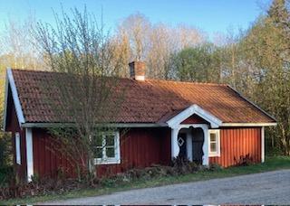 Nyare fotografi av det röda huset Kronan på höjden i Nädhult