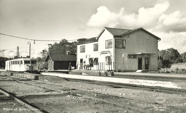 Historiskt vykort från omkring 1950: Kinnareds järnvägsstation, Kinnared